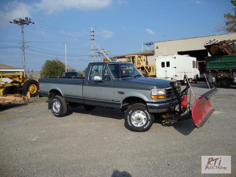 lot 12 image: 1995 Ford F-350 XLT 4WD Reg. Cab Pickup. VIN...