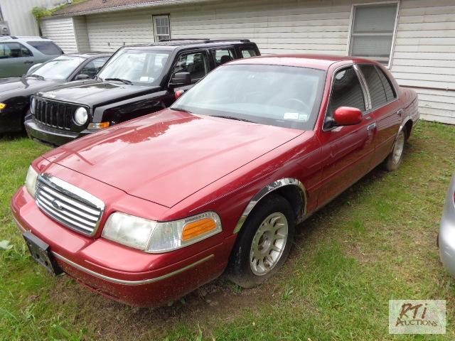 lot 13 image: 1999 Ford Crown-Vic, VIN 2FAFP74W2XX158175. ...