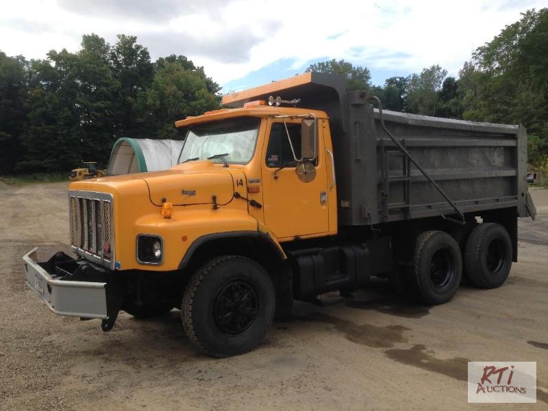lot 16 image: 2000 IH 2674 TA Dump Truck, VIN 1HTGLAHT61H...