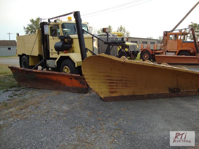 lot 17 image: 1985 Autocar SA Plow Truck, VIN 1WBUACJD6FU...