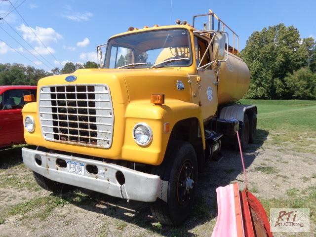 lot 18 image: 1985 FORD 8000 TA TANK TRUCK, VIN 1FDY08001...