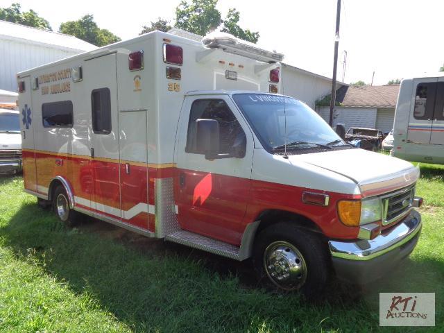 lot 20 image: 2006 FORD PL CUSTOM AMBULANCE, VIN 1FDXE45PX...