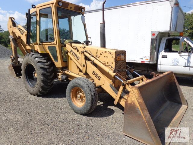 lot 22 image: 1983 FORD 555 TRACTORLOADERBACKHOE, SN 070...