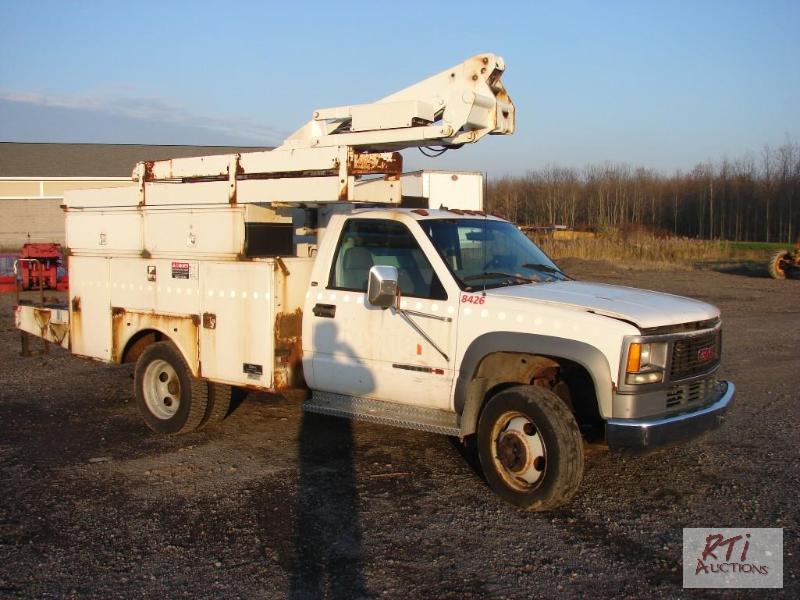 lot 25 image: 1998 CHEVY 1 ton Bucket Truck, equipped with ...