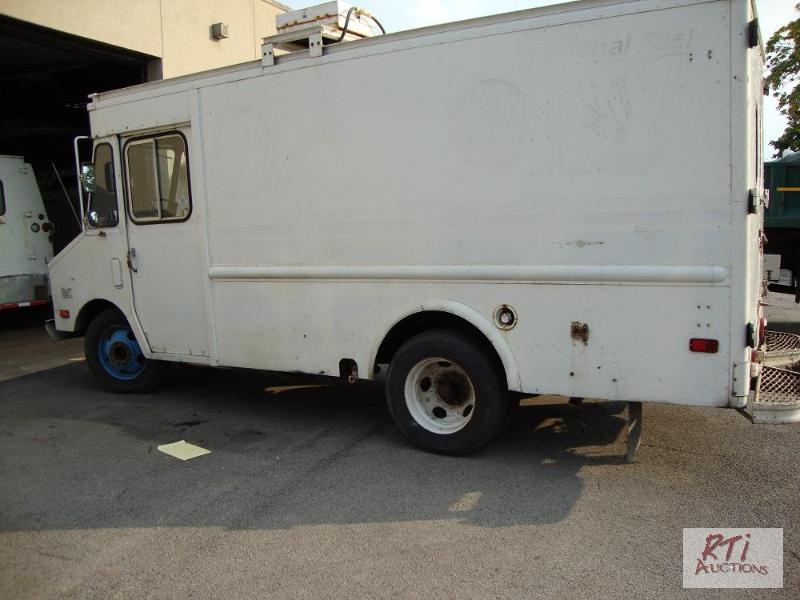 lot 26 image: 1984 Chevy C30 Step Van VIN 1GCJP32M5E334668...