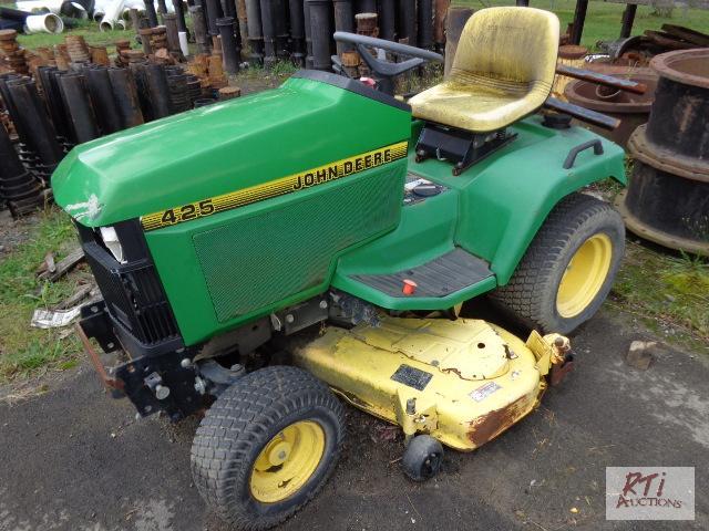 lot 31 image: John Deere 425 L&ampG Tractor w54 Mower. Ne...