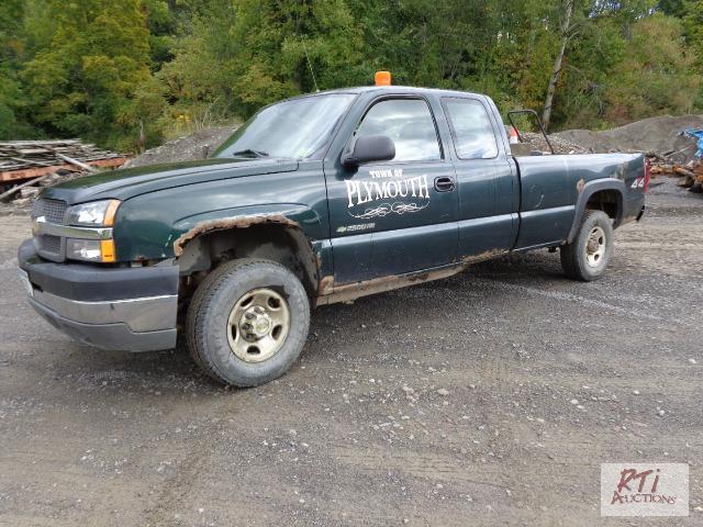 lot 44 image: 2004 CHEVY 2500 4WD Ext. cab Pickup, VIN 1GC...