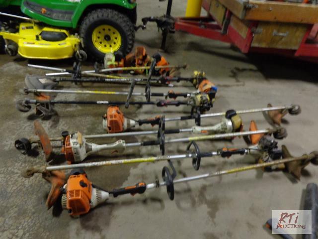 lot 61 image: 8 String trimmers (Parts Machines), 2 Green ...