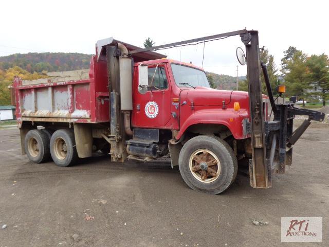 lot 64 image: 1997 IH 2574 TA PlowDump Truck, VIN 1HTGGA...