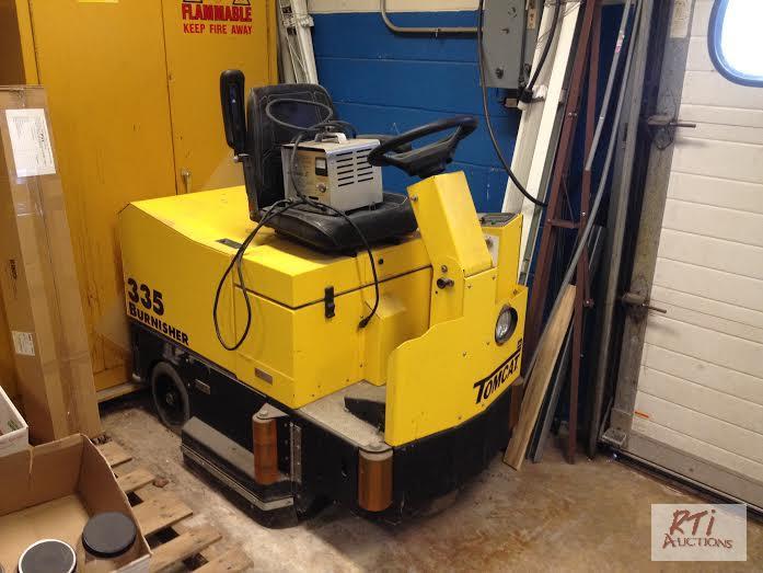 lot 87 image: (1) Tom Cat floor burnisher, Model 335 wbatt...