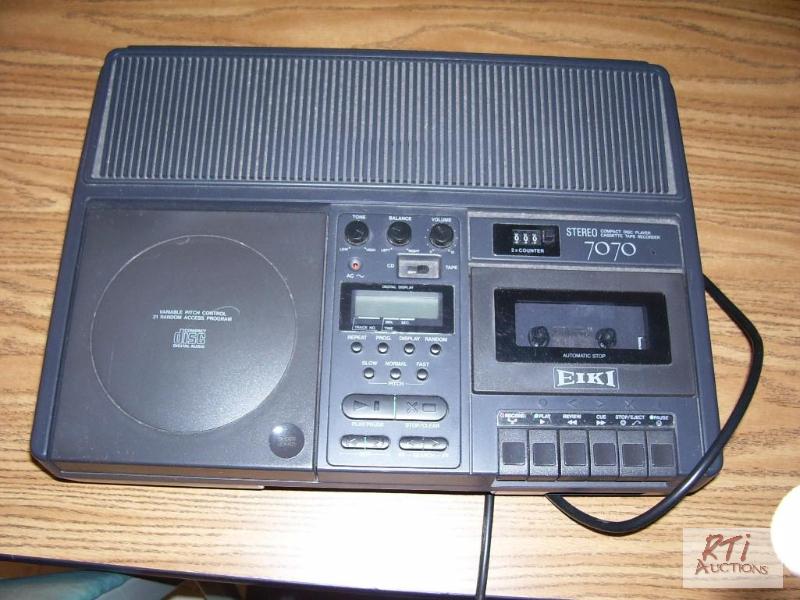 lot 89 image: (2) DVDVCR_s in working condition, (1) CDCa...