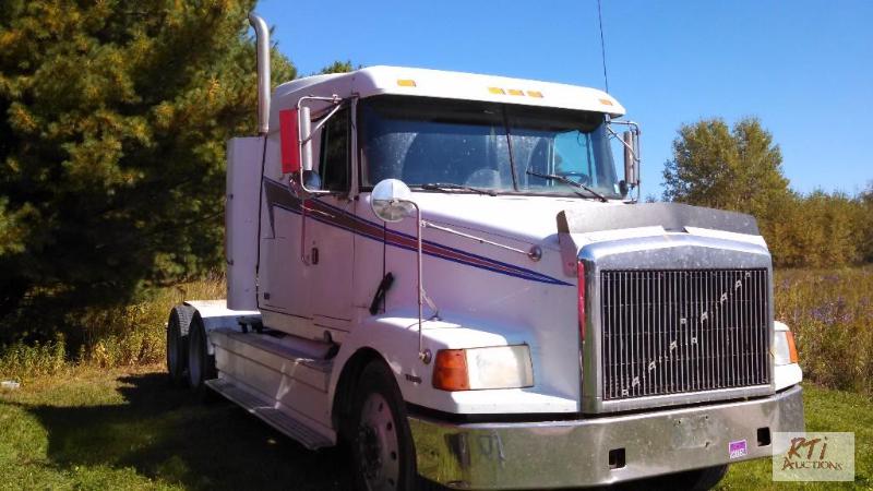 lot 6 image: 1998 Volvo road tractor, 60 inch sleeper cab,...