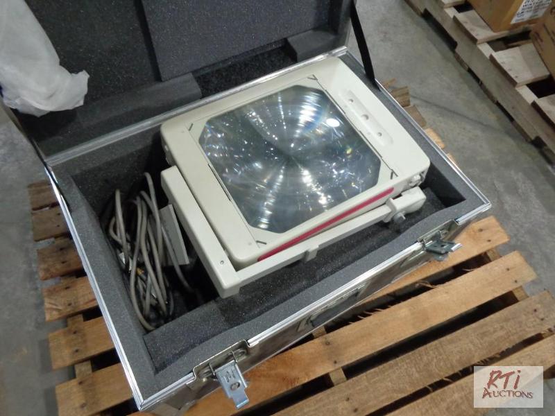 lot 22 image: overhead projector w case...