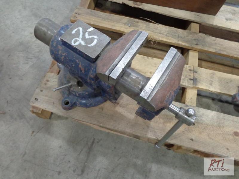 lot 25 image: vise...