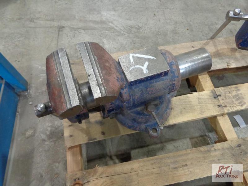 lot 27 image: vise...