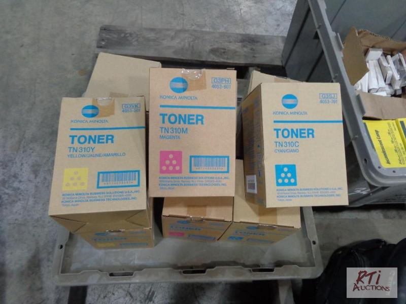 lot 32 image: Incandescent lamps &amp toner (Konica Minolt...