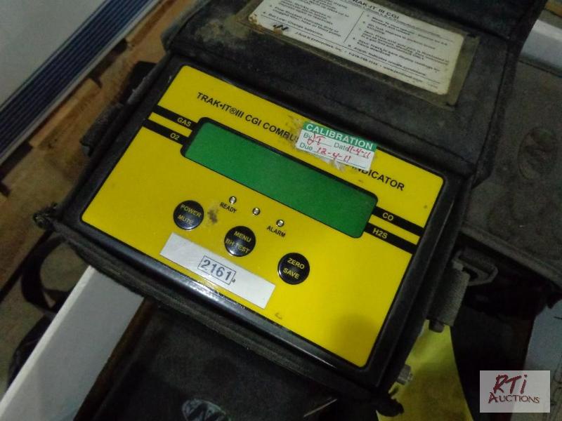 lot 52 image: (12) Trek IT III CGI combustible gas meter (s...