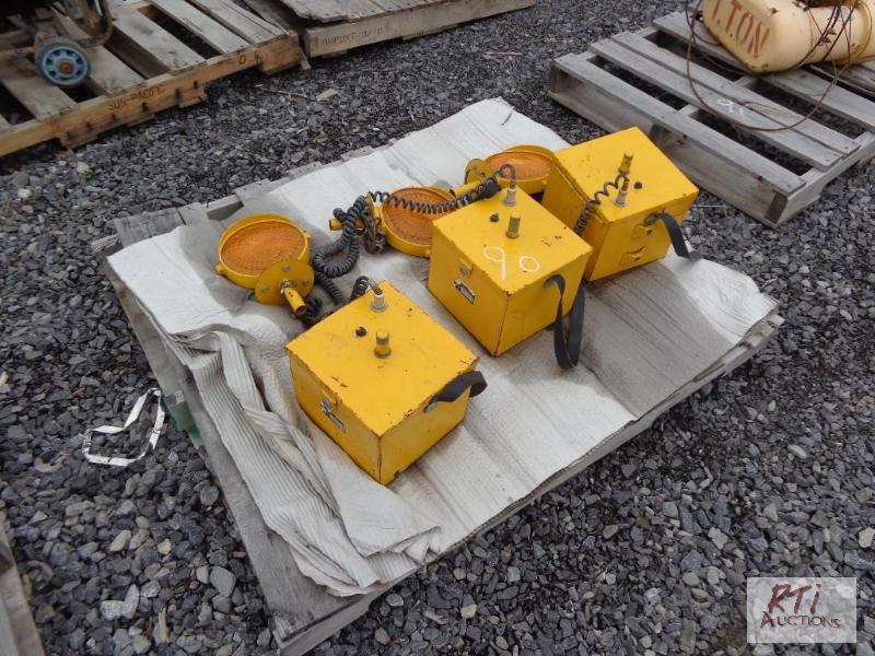 lot 90 image: 3 emergency warning lights...