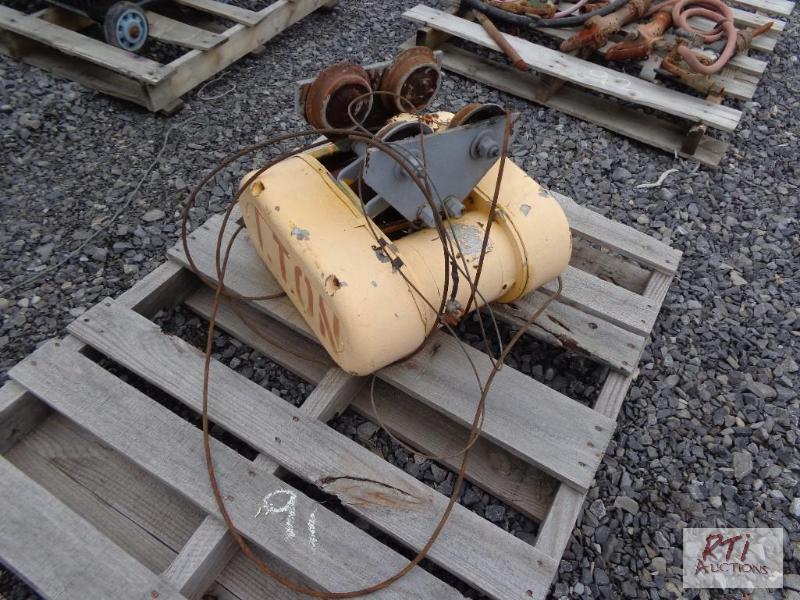 lot 91 image: 1 ton overhead hoist...