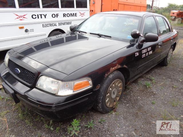 lot 11 image: 2003 FORD Crown Vic, VIN 2FAFP71W23X118290. ...