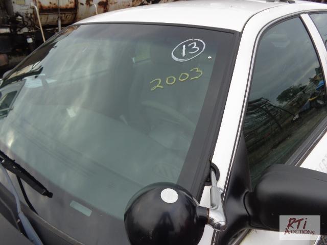 lot 13 image: 2003 FORD Crown Vic, VIN 2FAFP71W49X118291. ...