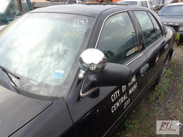 lot 14 image: 2003 FORD Crown Vic, VIN 2FAFP71W63X118292. ...