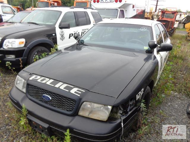 lot 15 image: 2001 FORD Crown Vic, VIN 2FAFP71W21X196372. ...
