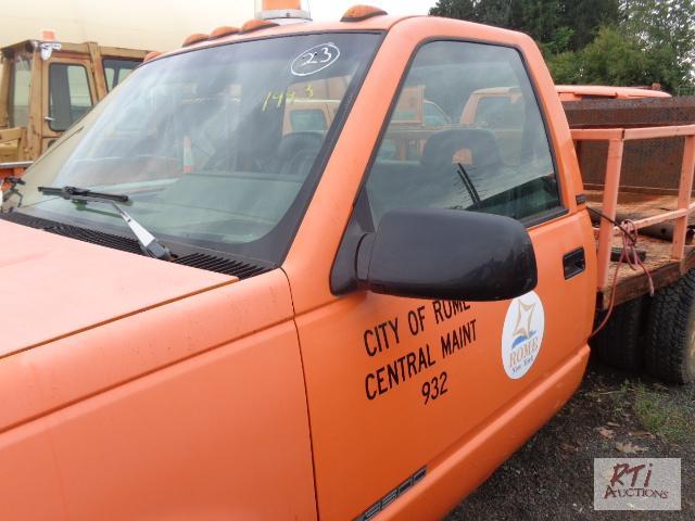 lot 23 image: 1993 GMC C3500 2WD Flat bed Dually Truck, VIN...