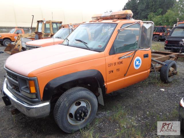 lot 24 image: 1995 CHEVY 3500 4WD Cab &amp Chassis, VIN 1...
