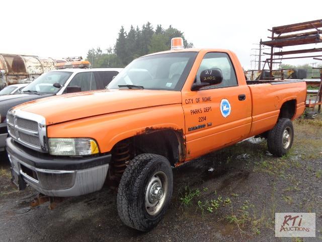 lot 27 image: 2002 DODGE RAM 2500 4WD Pickup Truck. VIN 3B...