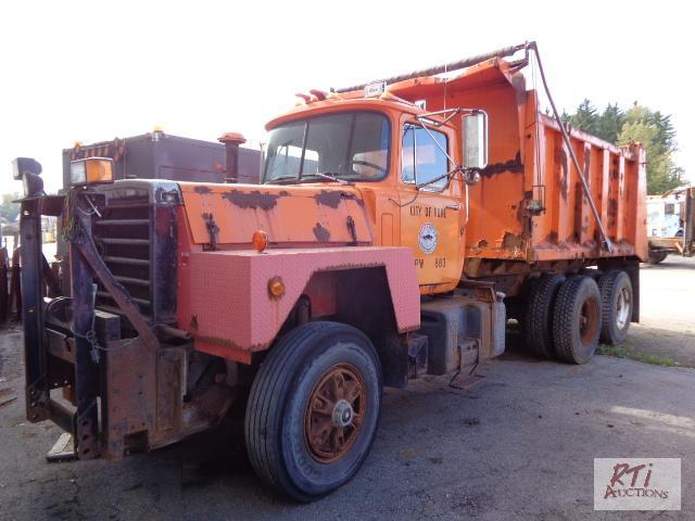 lot 32 image: 1988 MACK TA PlowDump Truck, NOTE Bad Clutch