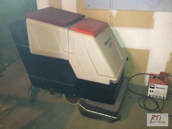 lot 124 image: Minute Man auto scrubber with charger, Model ...