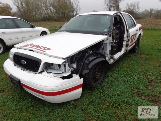 lot 14 image: 2010 FORD Crown-vic (police pkg), VIN 2FABP7...