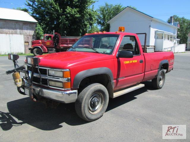 lot 18 image: 1998 Chevrolet 2500 4WD regular cab pickup, V...