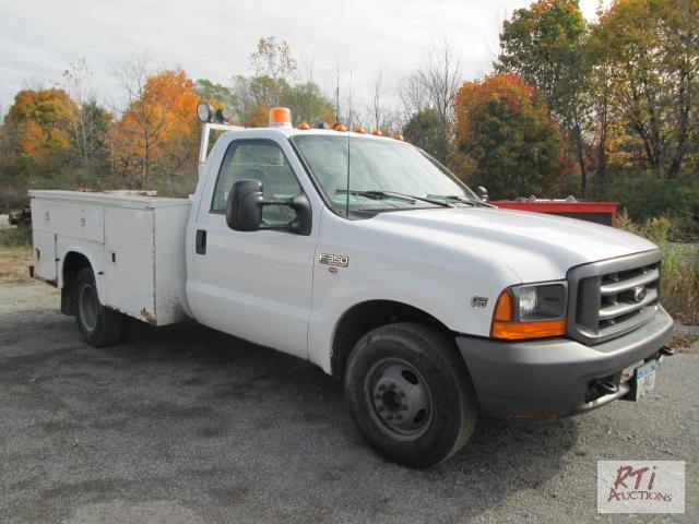 lot 20 image: 2000 Ford F350SD XL 2WD utility body, VIN# 1F...