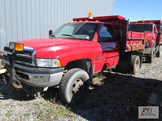 lot 24 image: 2001 Dodge 3500 2WD dump, VIN# 3B6MC366X1M281...