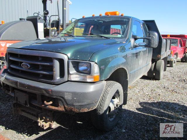 lot 26 image: 2002 Ford F350DS XL 4WD Super Cab dump, VIN# ...