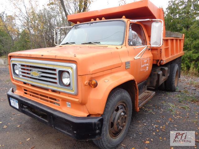 lot 27 image: 1973 Chevy C60 SA Dump Truck, VIN CCE613V11...