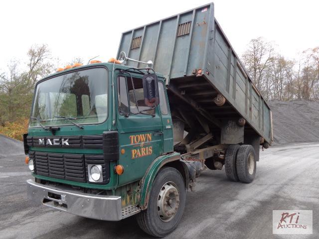 lot 28 image: 1987 MACK Mid-Liner SA StakeDump Truck, VIN...