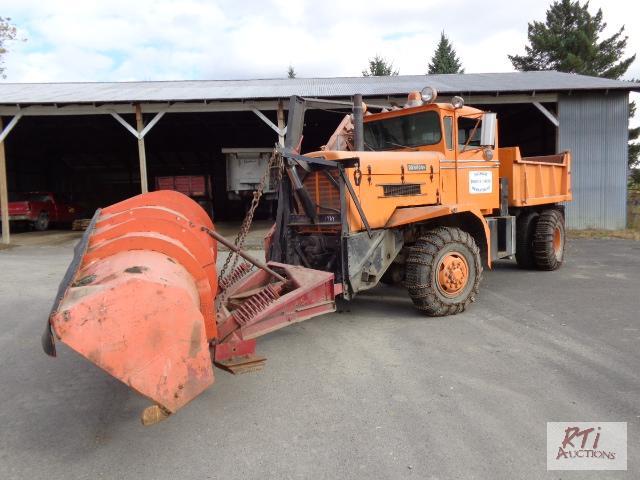 lot 30 image: 1969 OSHKOSH M-4817 4X4 PlowDump Truck, SN ...
