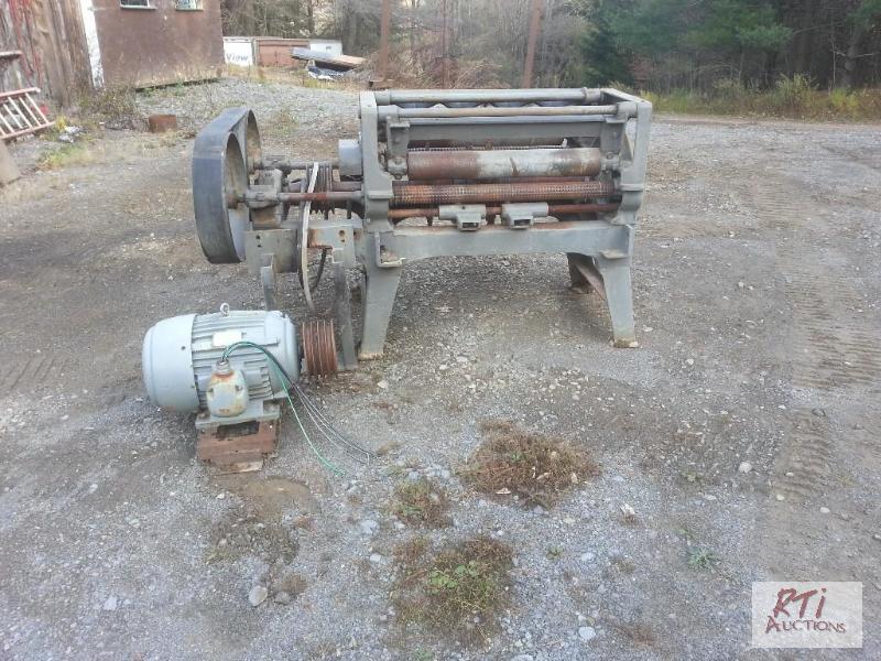 lot 44 image: 36in. 3 saw edger, 35 hp, 3 phase motor. Loca...