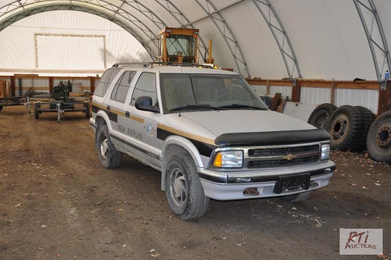 lot 5 image: 1996 CHEVY Blazer 4WD, VIN 1GNDT13W6T2317957...