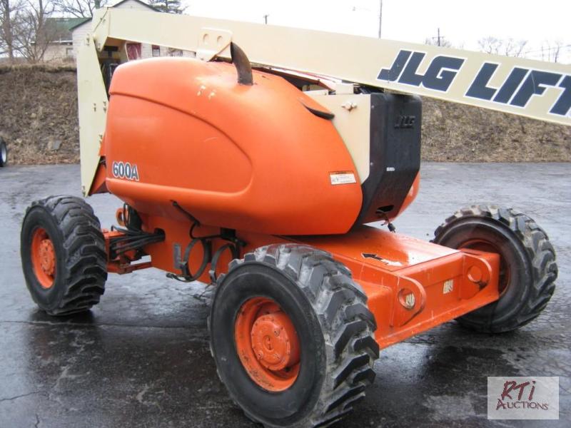lot 61 image: JLG 600A 60 ft articulate manlift, dual fuel,...