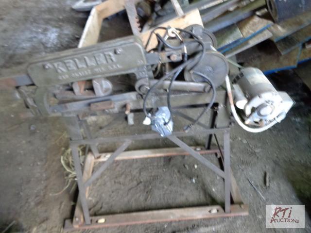 lot 68 image: Fold-up power hack saw and pipe holdervise. Buyer ...