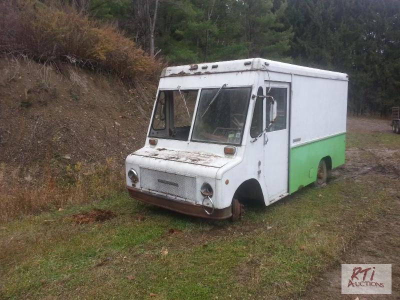 lot 80 image: International metro aluminum 10ft. body, does...