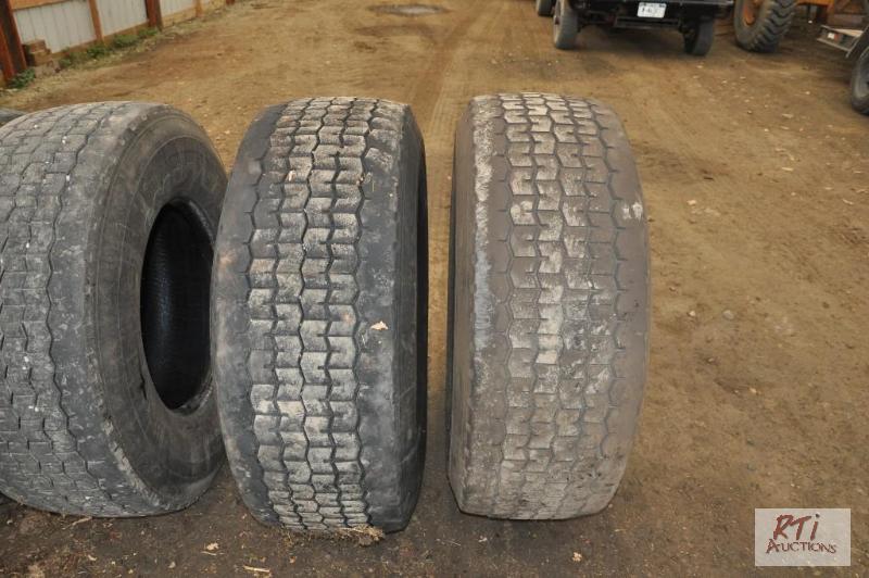 lot 89 image: (4) 42565R22.5 Goodyear 286 tires, approxima...