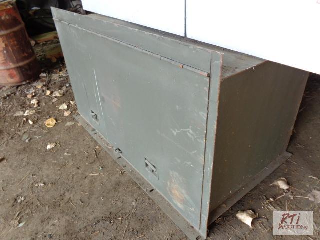 lot 93 image: Military Surplus frame mount chaintool box. ...
