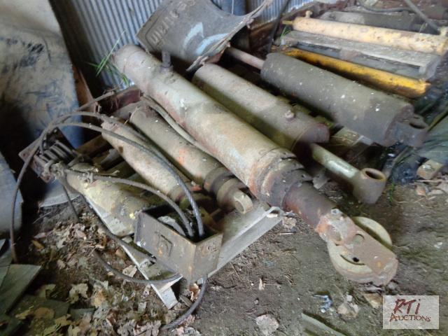 lot 98 image: Pallets of Hydraulic cylinders. Buyer is resp...