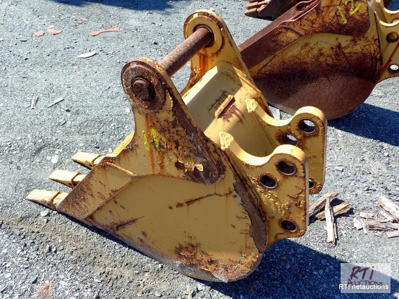 lot 11 image: Case 12 inch backhoe digging bucket, , ,...