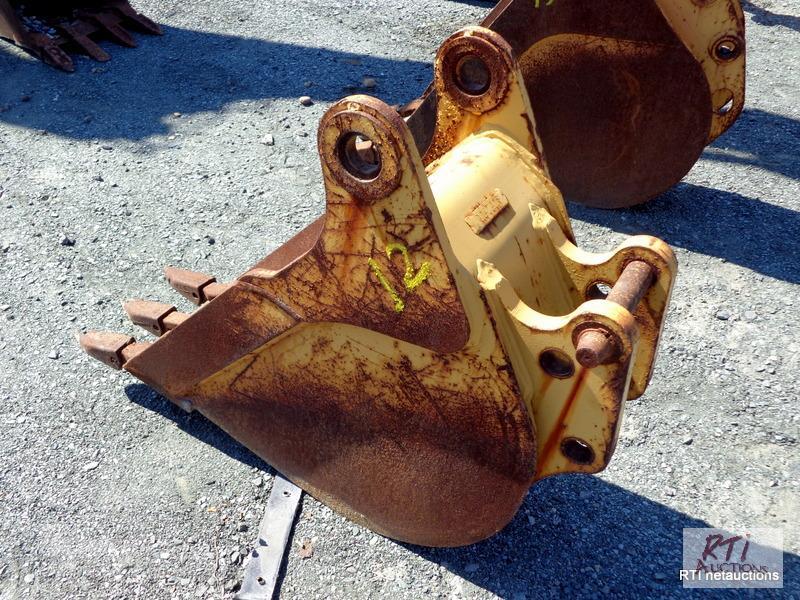 lot 12 image: Case 12 inch backhoe digging bucket,...